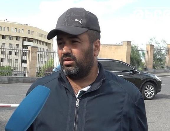 Бывший военный Мхитар Алумян грозится совершить самосожжение у здания Минобороны Армении