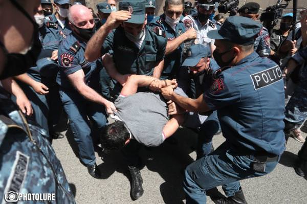 Полиция задержала более 150 граждан из парка близ парламента Армении 