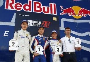 16-летний армянин одерживает победы в гонках Формулы Renault 2.0