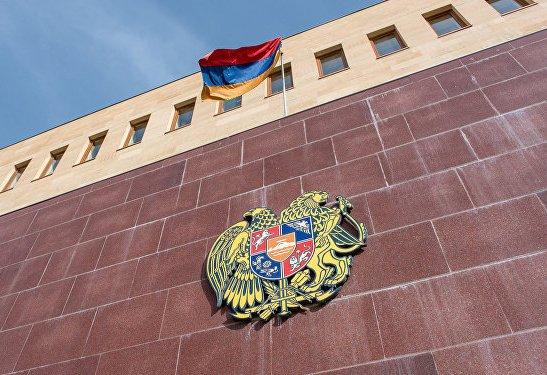 Решено усилить охрану здания министерства обороны Армении... От кого?