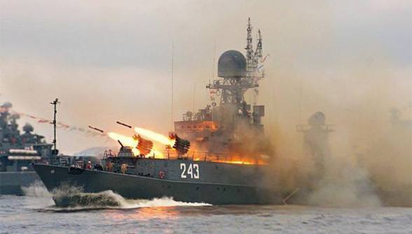  Российские военные корабли проводят учения в Каспийском море 