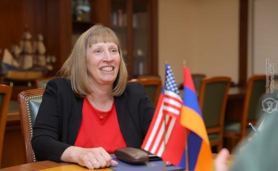 Линн Трейси сказала, что ожидает от политических фракций парламента Армении