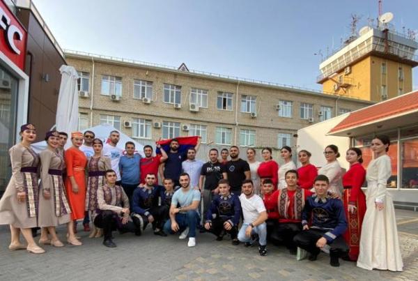 Победителя турнира AMC Fight Nights 102 в аэропорту Краснодара встретили по-армянски (видео)