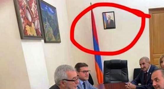 Пашинян поручил повесить свою фотографию во всех кабинетах