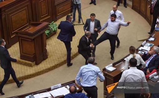 2021 парламент Армении потасовка