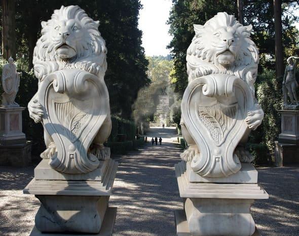 Лев со щитом Лев со щитом