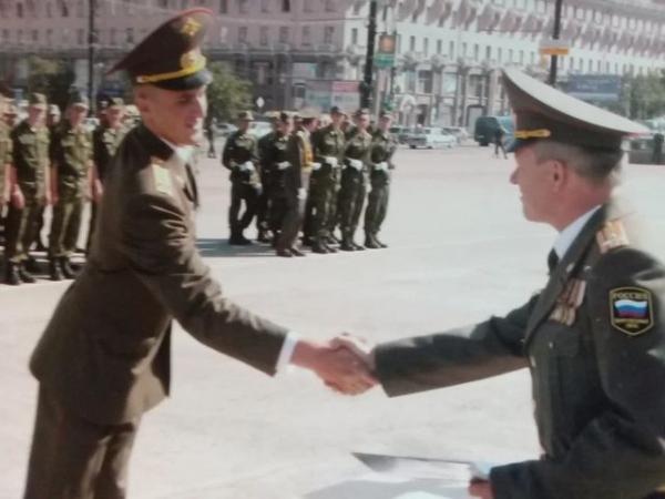 Лейтенанту Андранику Гаспаряну вручают диплом об окончании Челябинского танкового института