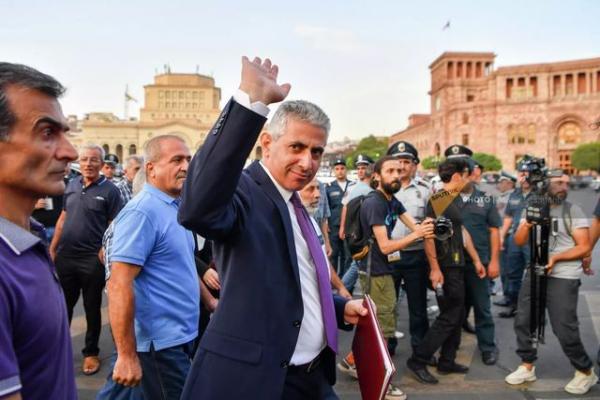 В Армении избит оппозиционный политик