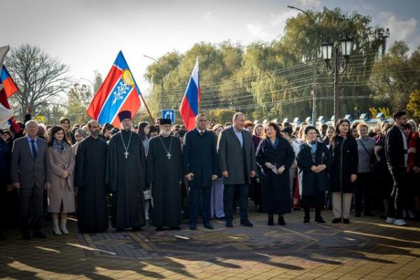 День народного единства в Армавире отметили праздником у памятника русско-армянской дружбе