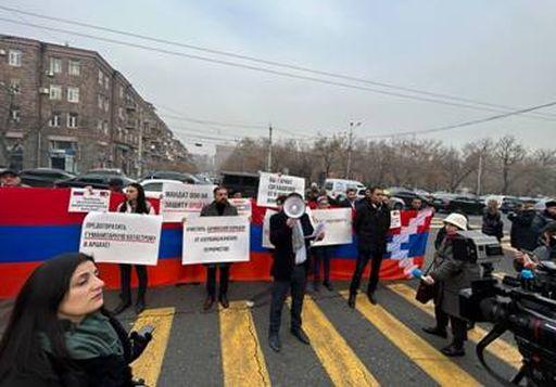 Протестующие в Ереване потребовали от России положить конец блокаде Арцаха