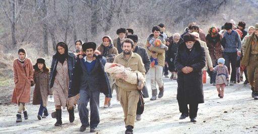 жители Ходжалу в сопровождении карабахских солдат
