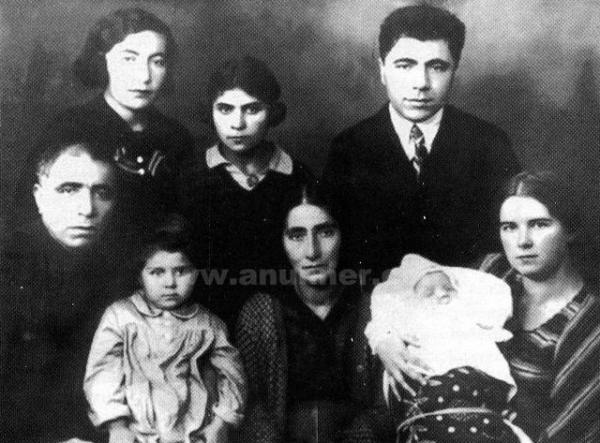 Виктор Амбарцумян с родителями