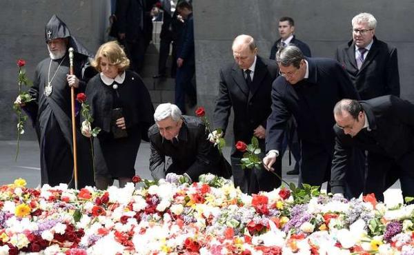Президент России возлагает цветы к Вечному огню мемориала в Ереване