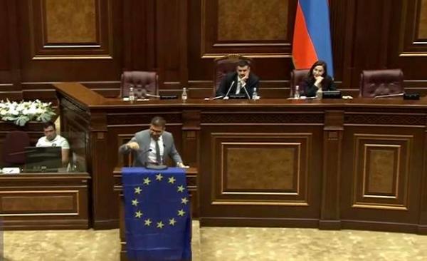 Флаг Евросоюза в Армении и калоша на нем
