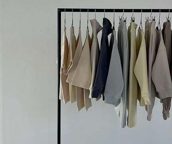 одежда для детей после глажки висит на вешалке одежда для детей после глажки висит на вешалке