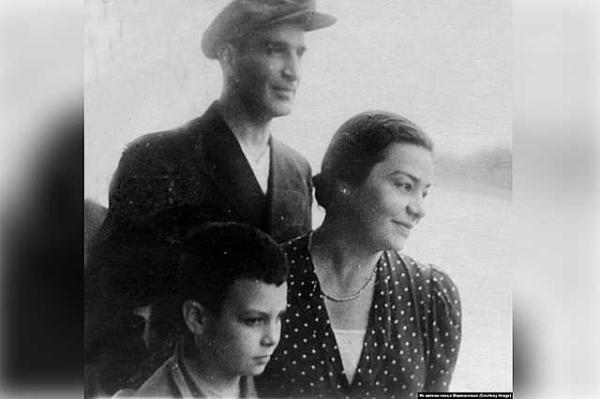 Мирон Мержанов с женой и сыном, вторая половина 1930-х