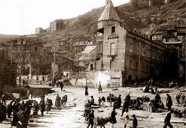 Площадь Майдан - главная площадь старого Тбилиси. На заднем плане армянская церковь Сурб Геворк