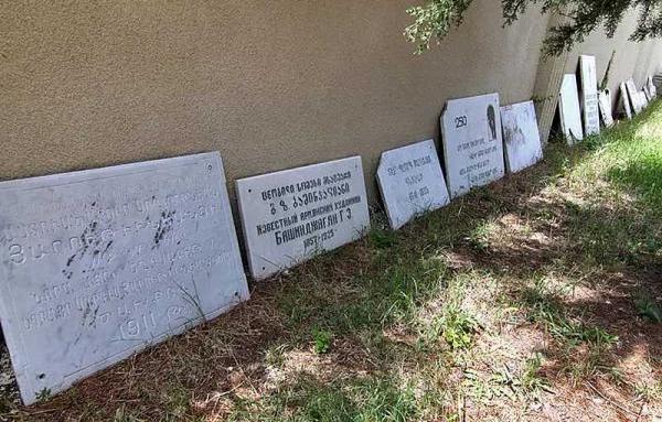 надгробные плиты