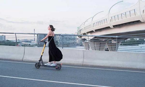 девушка на электросамокате