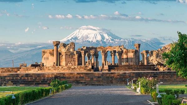 Звартноц на фоне Арарата