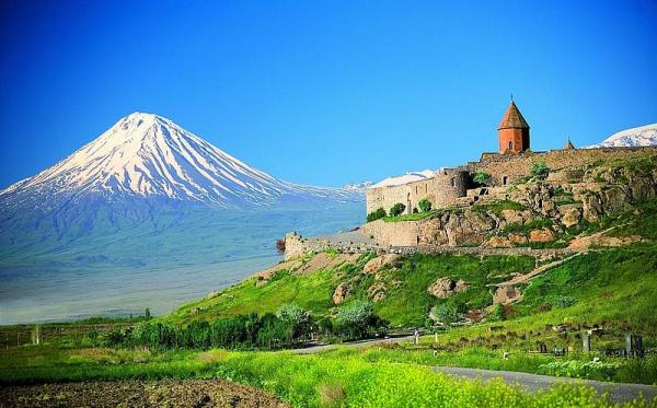 Хор Вирап на фоне Арарата