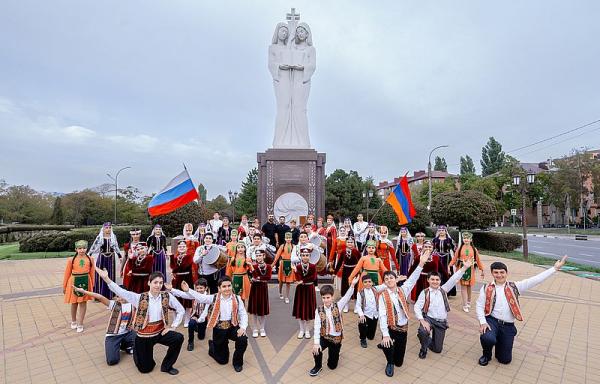 Посвященный русско-армянской дружбе памятник _Единство духа_ возведен в Армавире на средства Камо Айрапетяна