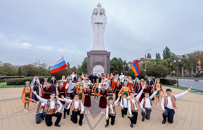 Посвященный русско-армянской дружбе памятник _Единство духа_ возведен в Армавире на средства Камо Айрапетяна Посвященный русско-армянской дружбе памятник _Единство духа_ возведен в Армавире на средства Камо Айрапетяна