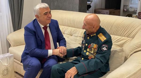 Камо Айрапетян посещает ветерана Сталинградской битвы 102-летнего Айказа Аракеловича Овсепяна