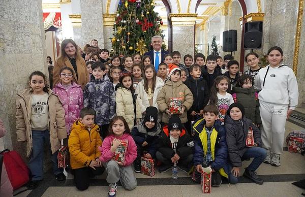 Камо Айрапетян на новогоднем празднике, организованном САР Краснодарского края для арцахских детей