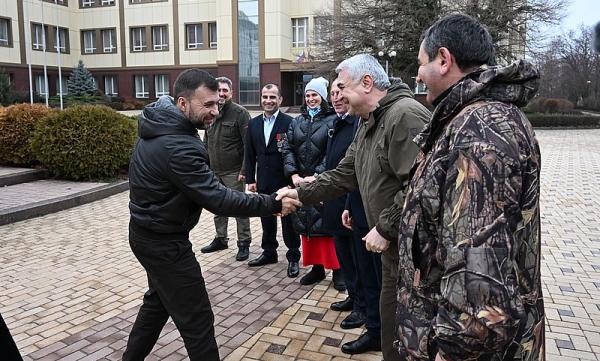 Глава Донецкой Народной Республики Денис Пушилин благодарит Камо Айрапетяна за доставленный гуманитарный груз