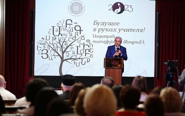 Камо Айрапетян выступает перед участниками конференции преподавателей армянского языка и арменоведения