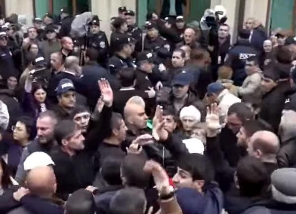 протесты в Гюмри задержание мэра