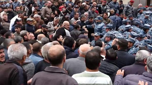 протесты в Гюмри задержание мэра