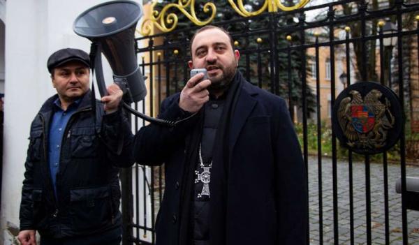 В Москве прошел митинг в поддержку Армянской Церкви В Москве прошел митинг в поддержку Армянской Церкви