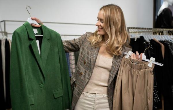девушка выбирает одежду