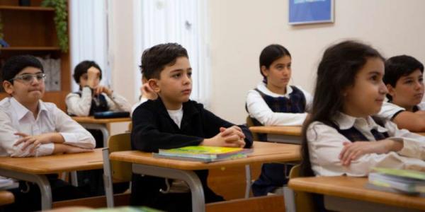 Езрас Нерсисян и воспитанники гимназии