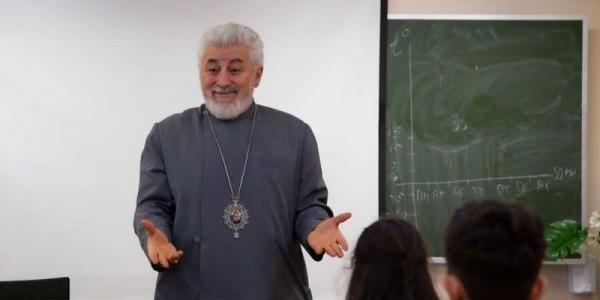 Езрас Нерсисян и воспитанники гимназии