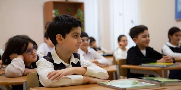 Езрас Нерсисян и воспитанники гимназии