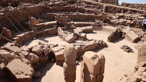 Неолитический амфитеатр и ритуальные скульптуры - Карахантепе Неолитический амфитеатр и ритуальные скульптуры - Карахантепе