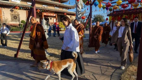 Анна Акопян и буддийские монахи