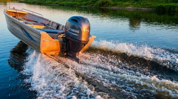 Подвесной двигатель на катере в действии на реке Подвесной двигатель на катере в действии на реке