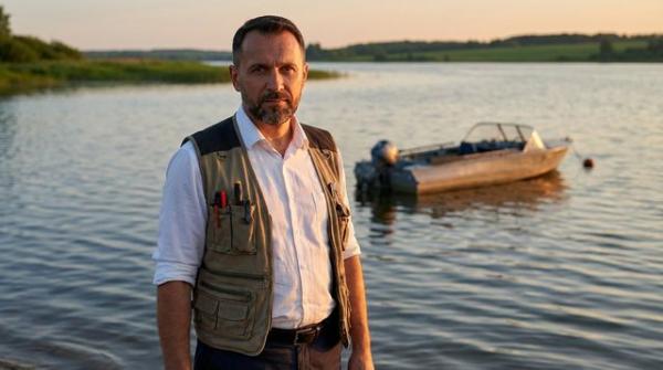 Алексей Воронин — портрет специалиста в профессиональной обстановке у водоема с катером Алексей Воронин — портрет специалиста в профессиональной обстановке у водоема с катером