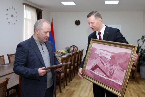 Кравченко и власти Гавара