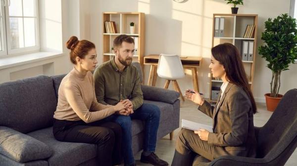 Реальный кейс - пара обсуждает проблемы с сексологом на сессии