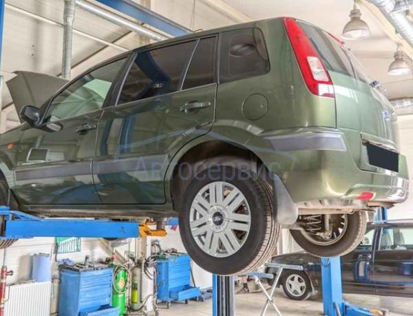 Ford Fusion во время ремонта в автомастерской
