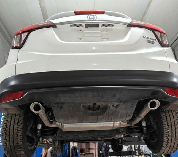 Honda Vezel в процессе обслуживания в автосервисе