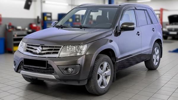Suzuki Grand Vitara в автомастерской после техобслуживания
