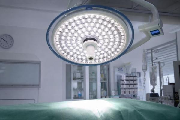 хирургические светильники Хирургический светильник с LED-элементами над стерильным полем в операционной