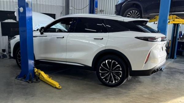 Exeed RX в ходе технического обслуживания в автосервисе Exeed RX в ходе технического обслуживания в автосервисе
