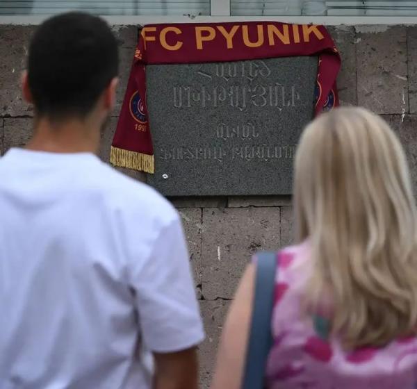 Генрих Мхитарян посетил футбольную школу Пюника Генрих Мхитарян посетил футбольную школу Пюника